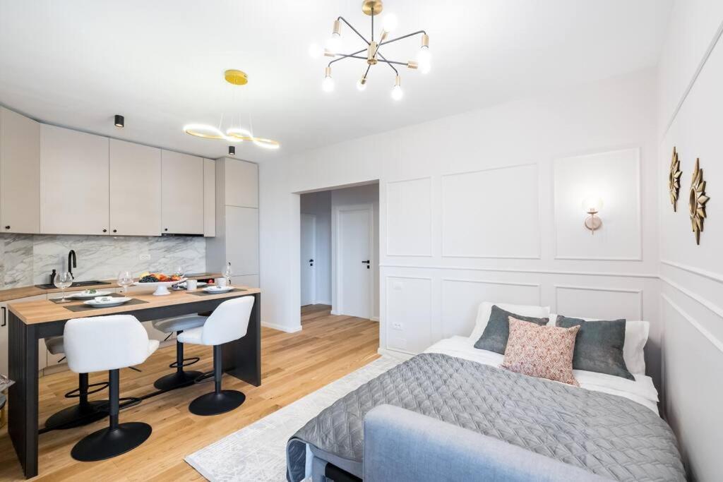 Stunning Views 3Br Sunny Flat - Amazing Terrace Leilighet Bucureşti Eksteriør bilde