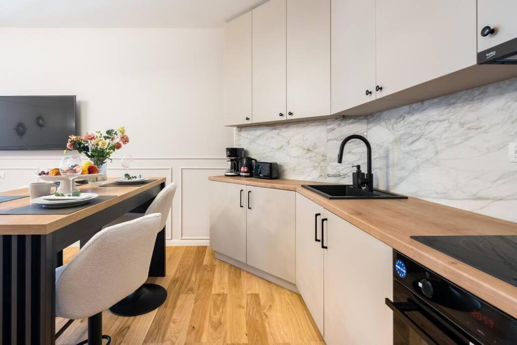 Stunning Views 3Br Sunny Flat - Amazing Terrace Leilighet Bucureşti Eksteriør bilde